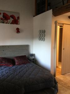 une chambre avec un lit et un tableau au mur dans l'établissement Mas provençal dans un lieu exceptionnel, à Bollène
