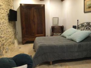 Télévision ou salle de divertissement dans l'établissement Mas provençal dans un lieu exceptionnel