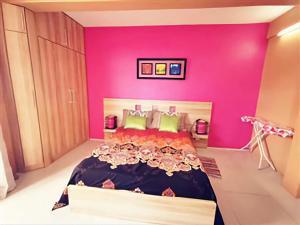 Ένα ή περισσότερα κρεβάτια σε δωμάτιο στο Konkan Apartment