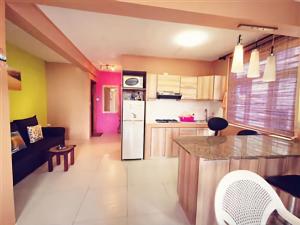 Η κουζίνα ή μικρή κουζίνα στο Konkan Apartment