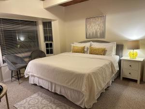 Un dormitorio con una gran cama blanca y una ventana en SeaLaVie Rare Peaceful & Hidden Gem Shore House, en Ladysmith