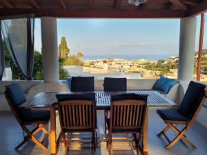 einen Tisch und Stühle auf einer Terrasse mit Aussicht in der Unterkunft Casa Eolie relax in Lipari
