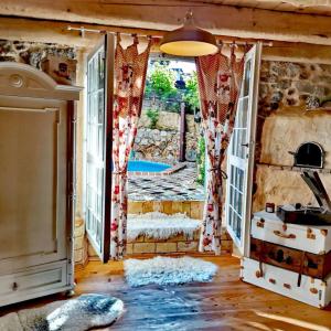 Bazén v ubytování Festina Lente Heritage Villa Krk - Heated pool nebo v jeho okolí