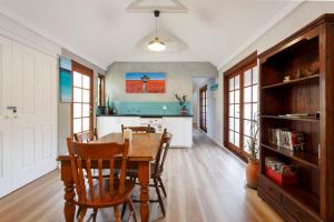 eine Küche und ein Esszimmer mit einem Tisch und Stühlen in der Unterkunft Binks Beach House - South Fremantle in South Fremantle