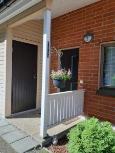 una puerta de entrada de una casa con una maceta de flores en ella en Peltorinne 14, en Savonlinna