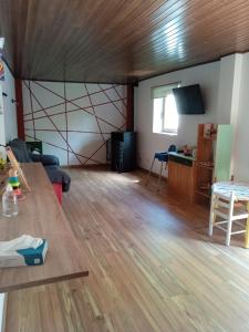 un soggiorno con tavolo e pavimento in legno di Apartaments Arenys De Boi a Boí
