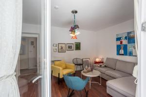 Posezení v ubytování Dalmatian 230m2 with pool and garden near the old town for families