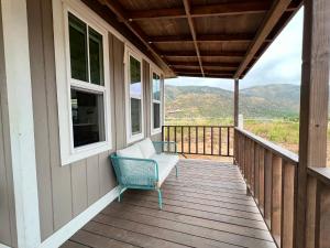 En balkon eller terrasse på Lirios Tiny House en Valle de Guadalupe