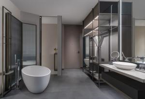 Ένα μπάνιο στο Kimpton Bamboo Grove Suzhou, an IHG Hotel