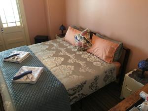 Кровать или кровати в номере HISTORIC STAR LODGE Narrandera +55 фотографий