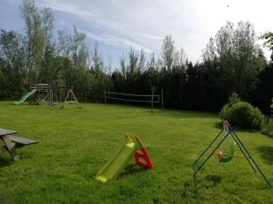 un grupo de equipos de recreo en un campo de césped en Gîte Renard La Roche-en-Ardenne 5 personen, en La-Roche-en-Ardenne