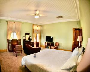 a bedroom with a large bed and a living room at HISTORIC STAR LODGE and STATION MASTERS HOUSE NARRANDERA in Narrandera