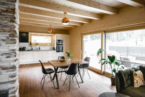 eine Küche und ein Esszimmer mit einem Tisch und Stühlen in der Unterkunft Chalet 49 Nesselgraben - Ferienwohnungen aus Holz in Koppl