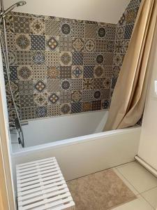 カルナックにあるMaison idéalement située entre plages et commercesのタイル張りの壁のバスルーム(シャワー付) +30枚の写真