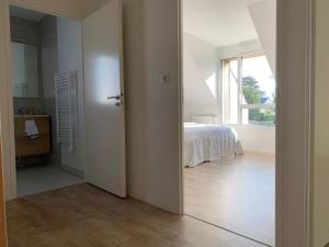 カルナックにあるMaison idéalement située entre plages et commercesのベッドルーム(ベッド付)への開放ドア