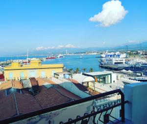 - une vue sur un port avec des bateaux dans l'eau dans l'établissement B&B La Finestra sul Mare, à Milazzo