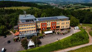 eine Luftansicht eines Gebäudes in einer Stadt in der Unterkunft Landhotel Klingerhof in Hösbach