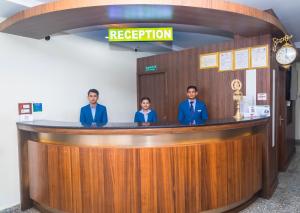 拜拉哈瓦Gautam Buddha Airport Hotel的一群站在酒吧后面的三人 更多24张照片