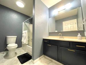 RodeoにあるNEW Modern 4BD I 2BA Home 30MIN to Berkeley,SF,Napaのトイレ、洗面台、鏡のあるバスルーム +36枚の写真