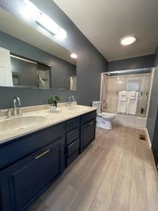 RodeoにあるNEW Modern 4BD I 2BA Home 30MIN to Berkeley,SF,Napaの洗面台が2つとトイレがあるバスルーム