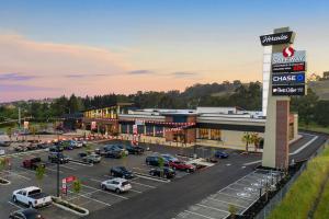 RodeoにあるNEW Modern 4BD I 2BA Home 30MIN to Berkeley,SF,Napaの建物前の駐車場の上面