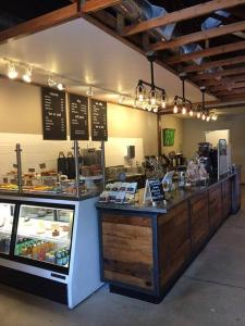 RodeoにあるNEW Modern 4BD I 2BA Home 30MIN to Berkeley,SF,Napaの部屋内のカウンター付きパン屋