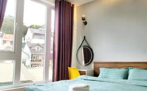 Postel nebo postele na pokoji v ubytování Ngô Gia Home