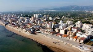 z powietrza widok na miasto nad oceanem w obiekcie Ona Beach daimuz w mieście Daimuz