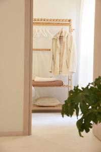 armadio con abiti bianchi su un appendiabiti di Donatello a Città di Corfù