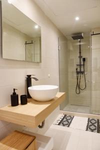 un bagno con un lavandino bianco e una doccia di Donatello a Città di Corfù