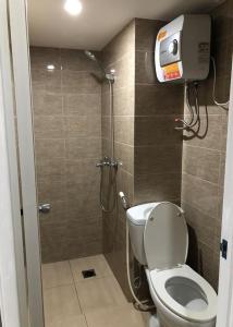 Un pequeño baño con inodoro y ducha. en Cozy Room @ Hallo Tidur by Tio, en Bandung