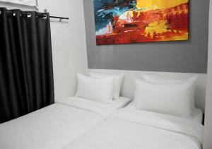 Postel nebo postele na pokoji v ubytování mySTAY Hotel BGC South