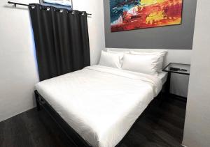 Postel nebo postele na pokoji v ubytování mySTAY Hotel BGC South