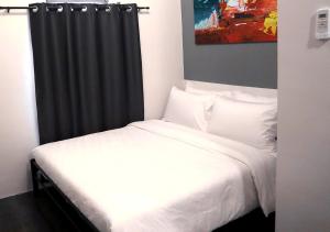Postel nebo postele na pokoji v ubytování mySTAY Hotel BGC South