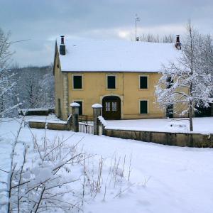 Au Moulin des Fées - Maison d'hôtes Cascades du Hérisson зимой