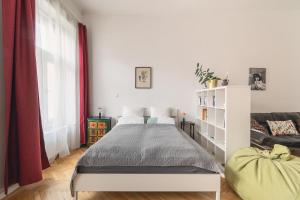- une chambre avec un lit et un canapé dans l'établissement Bright & Spacious Loft With Basilica View, à Budapest