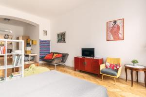 Televízia a/alebo spoločenská miestnosť v ubytovaní Bright & Spacious Loft With Basilica View