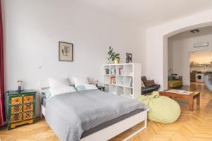 Posteľ alebo postele v izbe v ubytovaní Bright & Spacious Loft With Basilica View