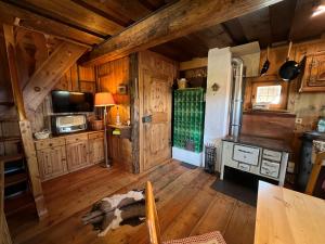 een keuken met houten kasten en een tafel in een kamer bij Almhütte Kärnten in Maltaberg