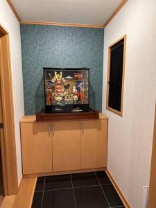 une chambre avec un aquarium sur un mur dans l'établissement COZY ROOM 三丁目〜難波日本橋駅奈良駅直通/6人まで/商店街近く～60㎡快適空間～, à Osaka