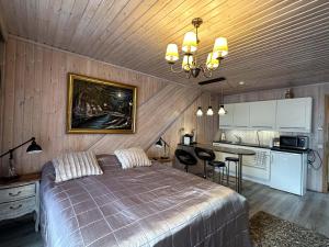 ein Schlafzimmer mit einem großen Bett und eine Küche in der Unterkunft Koivula Guest House in Kotka