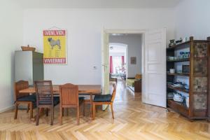 Posedenie v ubytovaní Bright & Spacious Loft With Basilica View