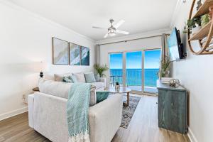 een woonkamer met een bank en uitzicht op de oceaan bij Seawind 1601 in Gulf Shores