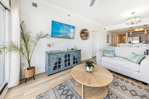 een woonkamer met een bank en een tafel bij Seawind 1601 in Gulf Shores