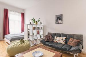 Posteľ alebo postele v izbe v ubytovaní Bright & Spacious Loft With Basilica View