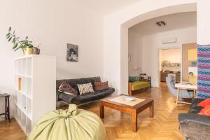 Posedenie v ubytovaní Bright & Spacious Loft With Basilica View