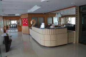 彭世洛Poonsook Phitsanulok Hotel SHA Plus的一间位于房间中间的带柜台的餐厅