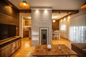 un soggiorno con un divano e un tavolo di Montagna Resort a Žabljak