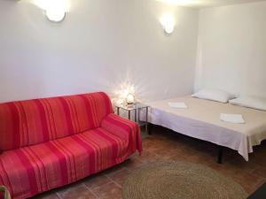 ein Wohnzimmer mit einer Couch und einem Bett in der Unterkunft Spektar - Three-bedroom House with Grill in City Center in Novalja