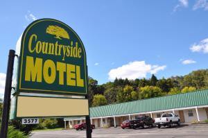 un panneau du motel devant un parking dans l'établissement Countryside Motel, à Fishkill